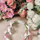 مسكة ورد صناعي جميلة
