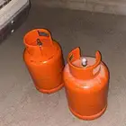 اسطوانتين غاز برتقالية