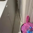 طاولة اربع اشخاص نضيفة بدون كراسي و بوفية