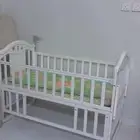 سرير اطفال وكرسي اطفال للسيارة