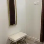 مدخل مرايا طويله ب اطار ذهبي مع اريكه بلون بيج واطار ذهبي