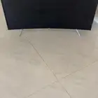 شاشه 60 بوصه للبيع فيها كسر