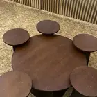 طاولة صغيرة و خمس خدمه