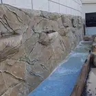 شلالات اندنيسي. اسوار جزع اشجار اسمنتي