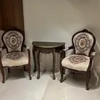 طقم كراسي كلاسيكي فاخر مع طاولة جانبية