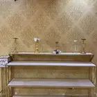 طاولة مع خدمه ومع طاولة استقبال