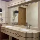 مغسلة رخام نظيفه بدون زجاج