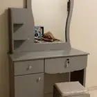 تسريحة لون رمادي خشب مع 3 ادراج نظيف غير مكسور مع مفتاحة