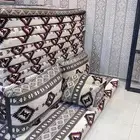 كراسي حديد وجلسات شعبية