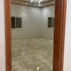شقة بلاطه مع السطح ومصعد للايجار السنوي احد رفيدة حي الخليج
