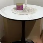 طاولة حجمها وسط