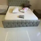 سرير نفرين نظيف وطاوله تلفزيون