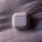 ايربودز 4 مع العزل airpods