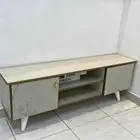 طاوله على أربع مقاعد درجين كبيره نظيفه آثار لصقه يروح