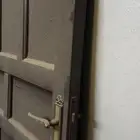 باب خشب نظيف مافيه تكسرات بدون حلق الباب اصلي