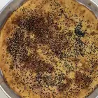 بنت الصحن يمنيه مع علبه عسل