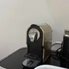 الة كوفي للكبسولات وخافقة حليب ماركة نيسبرسو جديده