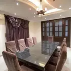 طاولة طعام مع الكراسي