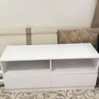 طاولة تلفزيون بيضاء جديده