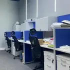 طاولات مكتبية مع كراسي