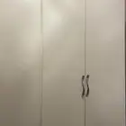 دولاب ملابس ابيض مع ارفف كبير