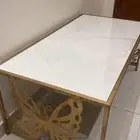 طاولة تقديم مذهبه