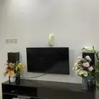 طاوله شاشه خشب السعر 100 ريال