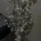 شجرة زينة بيضاء مع لمبات بثلاث الوان