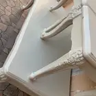 طاوله مع 2خدمه.