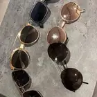 ونظارات. كلهم ما ركات ع السوم. ايطالي