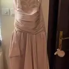 فستان مع طقم اكسسوارات ذهبي