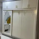 دولاب ملابس و سرير كبير و مكتبة تلفزيون