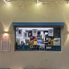 كشك في محطة مع العمال مجهز
