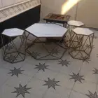 طاولات مع وجار نظيفة وصالحه للاستخدام