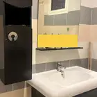 مغسله مع مرايه ودولاب جانبي