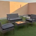 جلسه خارجية مع سجاد صناعي اخضر