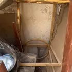 طاولة الومينيوم كبيرة وطقم ذهبي رخام بحالة جيدة