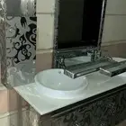 مغسله حوضين رخام نضيفه بدراجها معها طاولات اربع خدمه