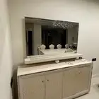 طاولة مع مرايه مدخل او بوفيه