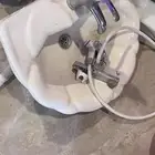مغاسل يدين مع مراياهن