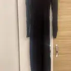 فستان اسود صوف طويل فتحه على الجنب وجاكيت معه من استردا