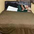 سرير مع دولاب.