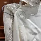 لم يلبس الا مره واحده يلبس مقاس ميديم و سمول