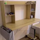 طاولة مكتبه