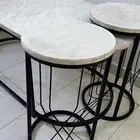 طاوله للبيع مع 4 طاولات خدمه