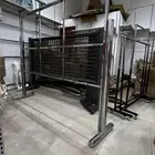 استاندات عرض ملابس وطاولات شبك. مركز كامل