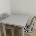 طاولات البيع بسعر رمزي