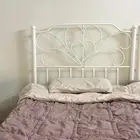 سرير نوم نفر ونص منها 3 حبات