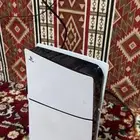 سوني 5 مع يده