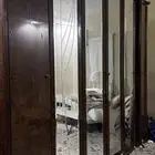 غرفة نوم حجم كبير كمدينتين فيه